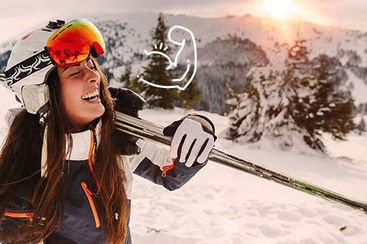 Frau mit Skiern im Schnee