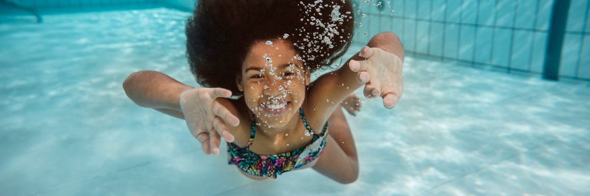 Mädchen taucht unterwasser